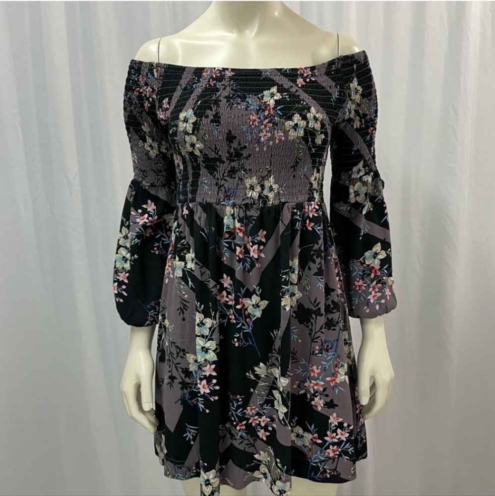 Guess Off The Shoulder Bell Sleeve Floral Dress in Purple, Size Medium
